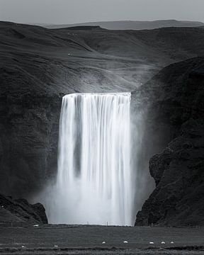Der Wasserfall Skogafoss in Schwarz und Weiß
