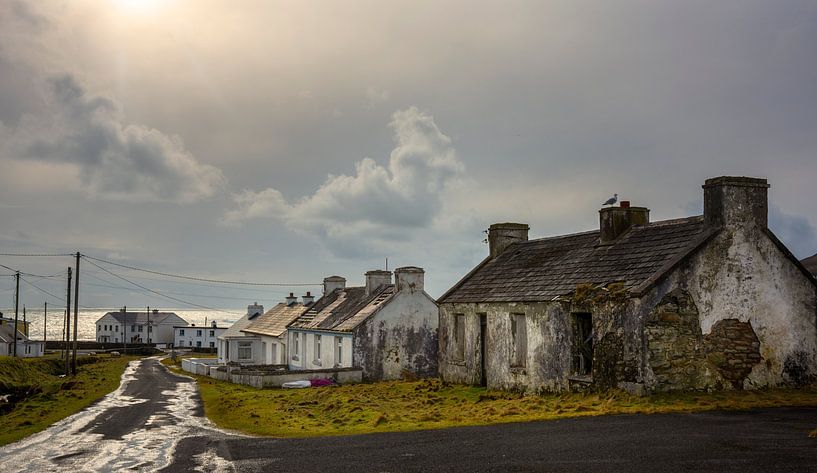 Vervallen huisjes op Achill Island van Bo Scheeringa Photography