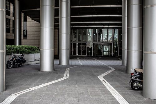 ingang corvinus universiteit Boedapest met motor en scooter