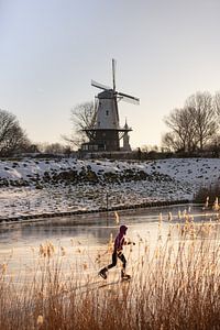 Patineur solitaire à côté du moulin De Koe 2