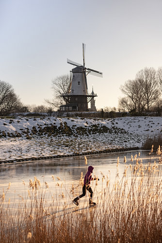 Eenzame schaatser naast molen De Koe 2