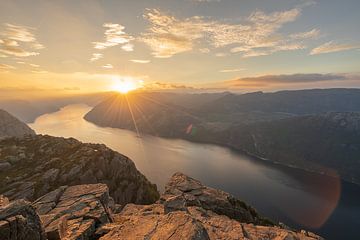 Zonsondergang op de fjorden van Robert de Boer