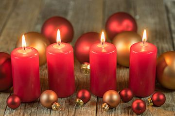 Kerst advent vier rood brandende kaarsen van Alex Winter