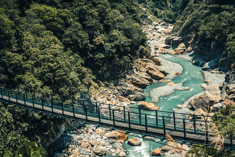 Hangbrug in het Taroko Gorge National Park in Taiwan van Expeditie Aardbol