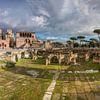 Markten van Trajanu (Mercati di Traiano) en het Forum van Trajanus (Foro di Traiano) in Rome van Justin Suijk