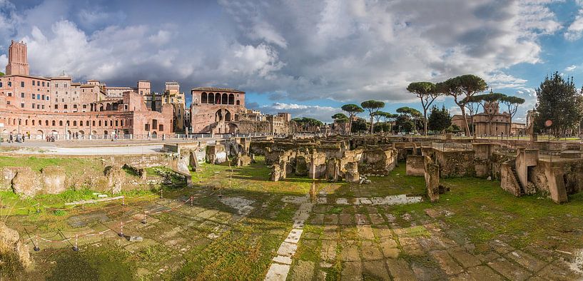 Markten van Trajanu (Mercati di Traiano) en het Forum van Trajanus (Foro di Traiano) in Rome van Justin Suijk