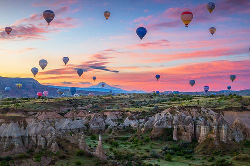 Luchtballonnen bij zonsopkomst – Cappadocië, Turkije