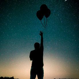Silhouette avec ciel étoilé et lune sur Kim Bellen