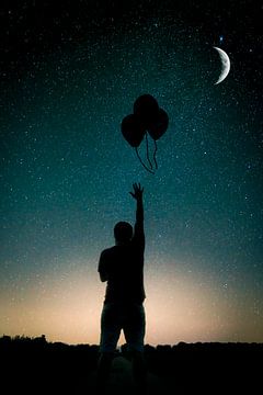 Silhouet met sterrenhemel en maan van Kim Bellen