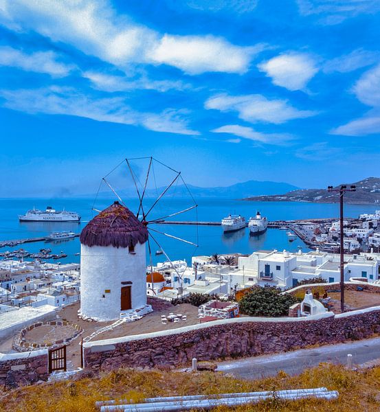 Mühle oberhalb der Stadt und des Hafens, Mykonos Stadt, Mykonos, Griechenland von Rene van der Meer
