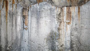 Alte, verwitterte Betonmauer von Günter Albers