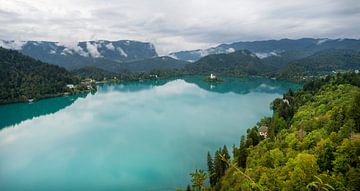 Meer in Bled Slovenië van Karsten Glasbergen