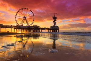 Coucher de soleil idyllique sur la jetée de Scheveningen aux Pays-Bas