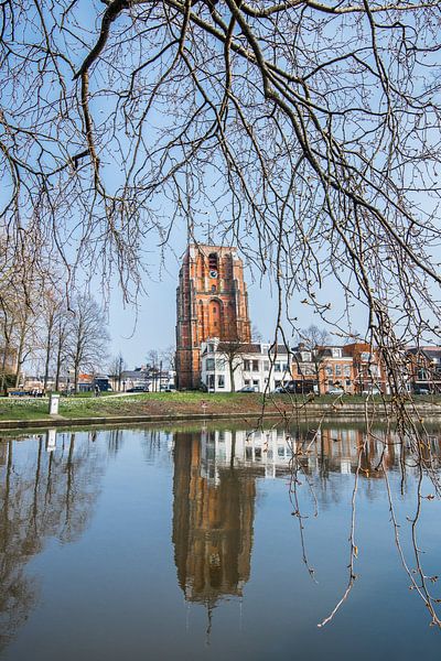 De Leeuwarder Oldehove gespiegeld in de stadsgracht par Harrie Muis