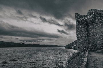 Urquhart Castle au bord du célèbre lac du Loch Ness en Écosse. Des paysages magnifiques dans une atmosphère calme. Silence, paix et solitude. sur Jakob Baranowski - Photography - Video - Photoshop