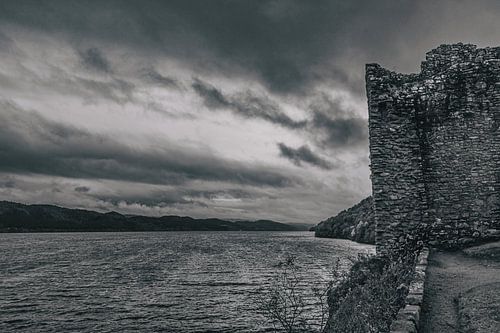 Urquhart Castle aan het beroemde meer Loch Ness in Schotland. Prachtig landschap in een rustige sfeer. Stilte, vrede en eenzaamheid.