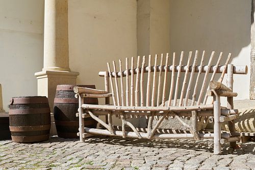 Cour intérieure avec des tonneaux et un banc