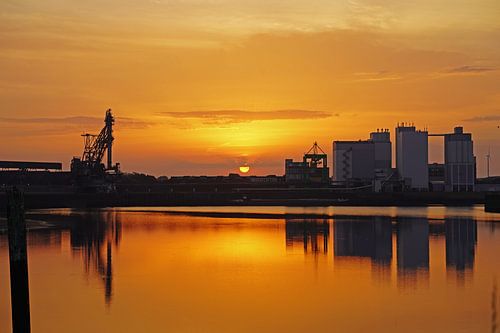 Zonsopgang in de haven van Bremen