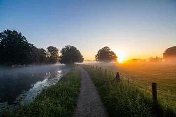 Mistige zonsopkomst bij het jaagpad op landgoed Rhijnauwen. van Arthur Puls Photography