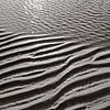 L'enroulement du sable aquatique en noir et blanc sur Kirsten Bloemers