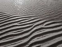 L'enroulement du sable aquatique en noir et blanc