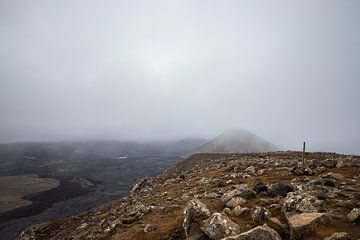 Paysage brumeux au volcan Fagradalsfjall, Islande | Photographie de voyage sur Kelsey van den Bosch