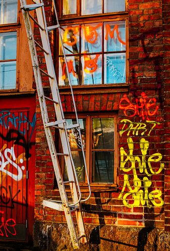 Graffiti sur Brique – Échelle au soleil doré