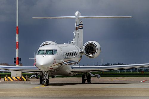 Privéjet Gulfstream G650 op Schiphol-Oost.
