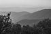 Die Hügellandschaft der französischen Cevennen im Dunst, Schwarzweißfoto von Fartifos