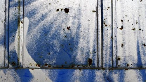 Lagerhaustür (Fragment) Blau/Weiß/Rost