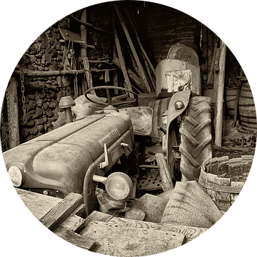 Oude traktor op Franse boerderij