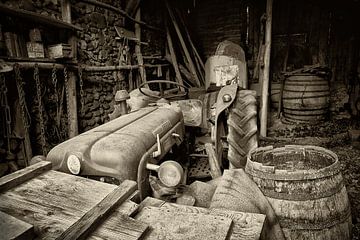 Oude traktor op Franse boerderij van Halma Fotografie
