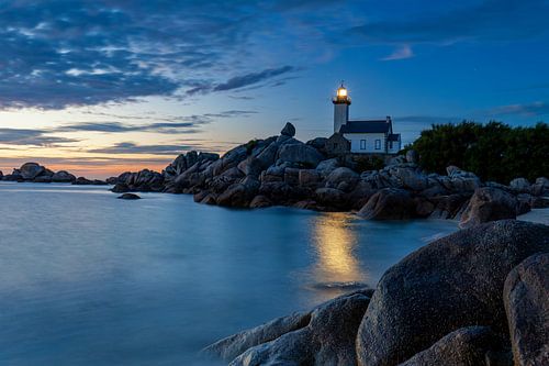 Pontusval vuurtoren op het blauwe uur