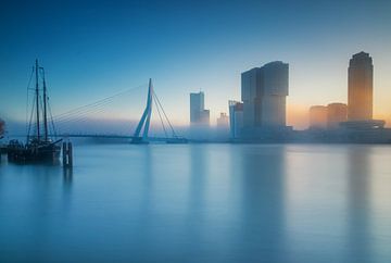 Lever de soleil brumeux à Rotterdam sur Ilya Korzelius