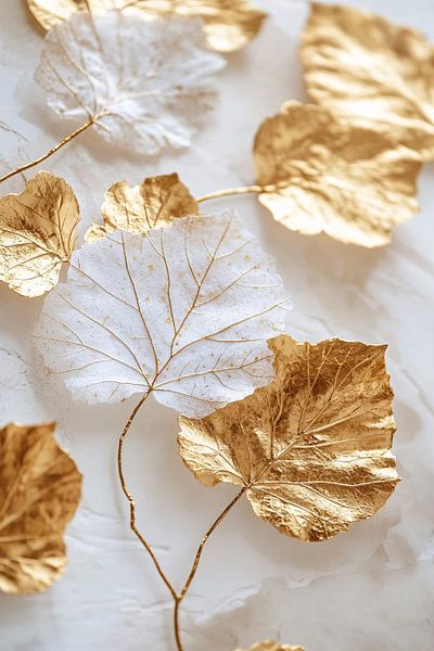 Goldene Blätter auf neutralem Hintergrund von Imperial Art House