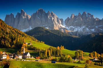 Berg dorp in de Dolomieten in de herfst van iPics Photography