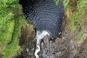 Plodda Falls ist ein Wasserfall 5 km südwestlich des Dorfes Tomich