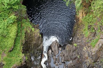 De Plodda waterval is een waterval 5 km ten zuidwesten van het dorp Tomich
