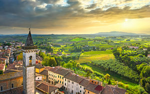 Glockenturm und Panorama von Vinci, dem Geburtsort von Leonardo's. Italien