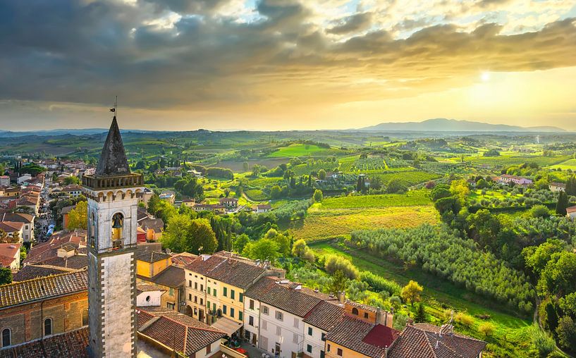 Glockenturm und Panorama von Vinci, dem Geburtsort von Leonardo&#039;s. Italien von Stefano Orazzini