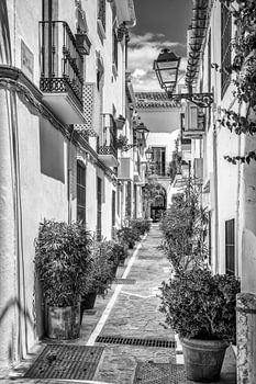 Gasse in Marbella in schwarz-weiß