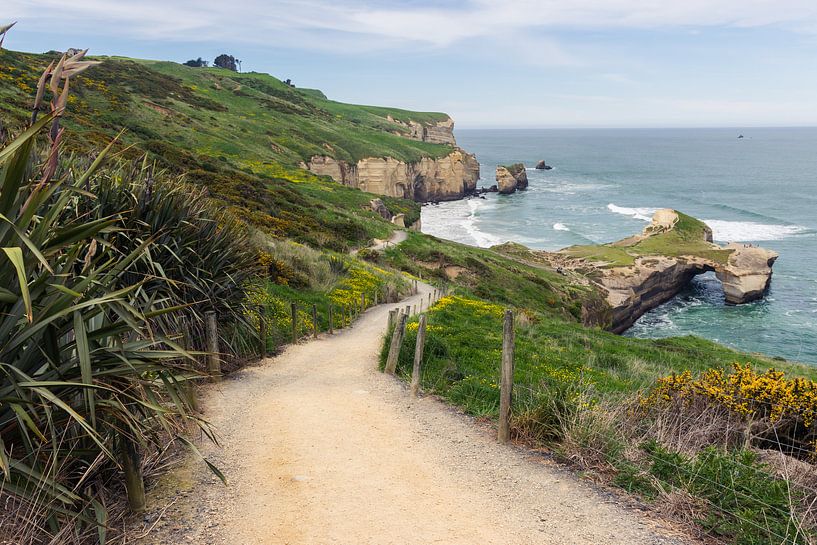 Tunnel Beach in New Zealand by Linda Schouw