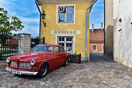 Une Volvo de collection sur la colline du Dôme à Tallinn, en Estonie 