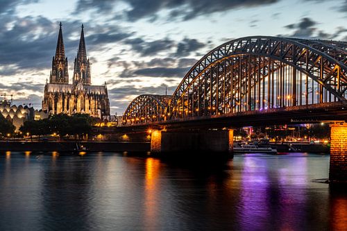 Kölner Dom in der Abenddämmerung