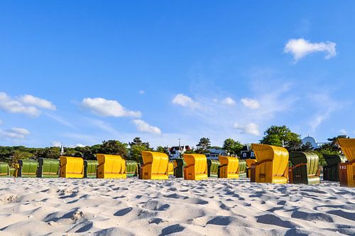 gele en groene strandstoelen in Binz