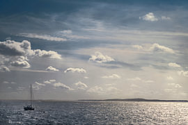 Onderweg naar Terschelling – zeilboot op de Waddenzee van Elianne van Turennout