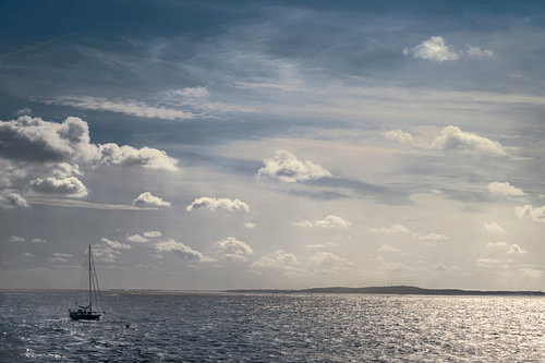 Auf dem Weg nach Terschelling – Segelboot auf dem Wattenmeer von Elianne van Turennout