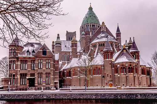 Kathedrale Basiliek Sint Bavo in Haarlem – neogotisch kerkgebouw in avondlicht
