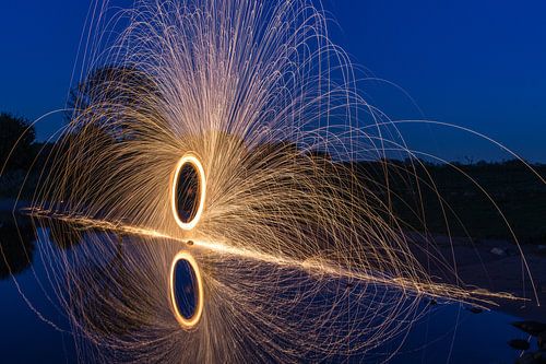 Staalwol in een circel over water. 