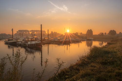 Haven bij zonsopkomst